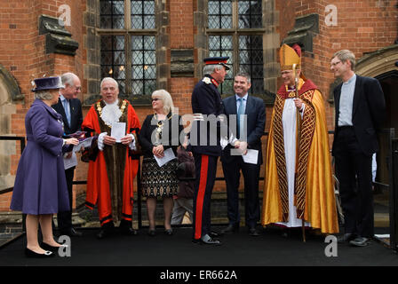 Small Talk, Würdenträger aus dem Rathaus, höfliches Gespräch. Die Würdenträger stehen für die Nicholas Chamberlaine Foundation (L bis R.) High Sheriff Janet Bell Smith, Trustee, Bürgermeister und Mayoress von Nuneaton und Bedworth Barry Londen Mayoress Joan Longden, Lord Lieutenant Tim Cox, Craig Tracey MP, Reverend Christopher Cocksworth, Rektor Richard Hare. Bedworth, Warwickshire, Großbritannien, 2015 2010er Jahre HOMER SYKES Stockfoto