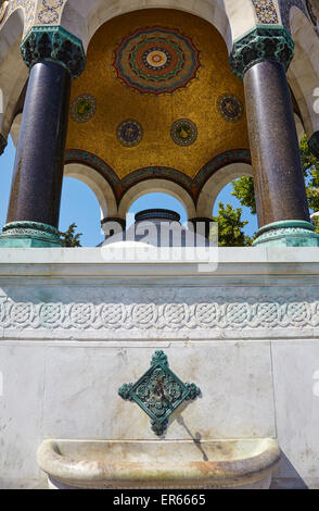 Die Marmorbögen und die goldene Decke des deutschen Brunnen, Istanbul, Türkei Stockfoto