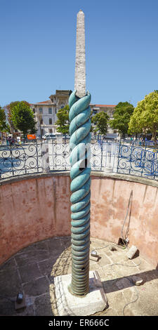 Die optische Wirkung, wenn die Schlangensäule der ummauerten Obelisk auf dem Hippodrom von Konstantinopel, jetzt Sultan Ahmet Platz umfängt Stockfoto