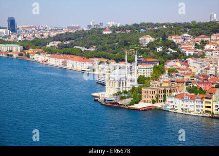 Die Aussicht auf Ortakoy-Moschee und die Häuser am Bosporus-Ufer aus die Bosporus-Brücke, Istanbul Stockfoto