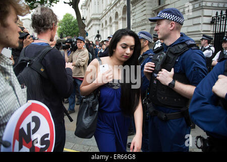 London, UK. Mittwoch, 27. Mai 2015. Mitglieder der Öffentlichkeit übergeben als polizeilicher Bewachung Downing Street als Studenten in Westmi unter Beweis stellen Stockfoto