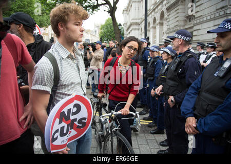 London, UK. Mittwoch, 27. Mai 2015. Mitglieder der Öffentlichkeit übergeben als polizeilicher Bewachung Downing Street als Studenten in Westmi unter Beweis stellen Stockfoto