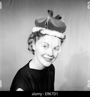 Kleidung: Mode: Hüte: Frau tragen Krone Hut. 1958 B118-001 Stockfoto