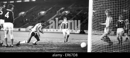 England 1-0 Schottland unter 21 Spiel auf Bramall Lane, Sheffield, 27. April 1977. Laurie Cunningham, wird der erste schwarze Spieler, eine England-Shirt auf jeder Ebene, abgebildete scoring Ziel, eine Leitung Gewinner zu tragen. Stockfoto