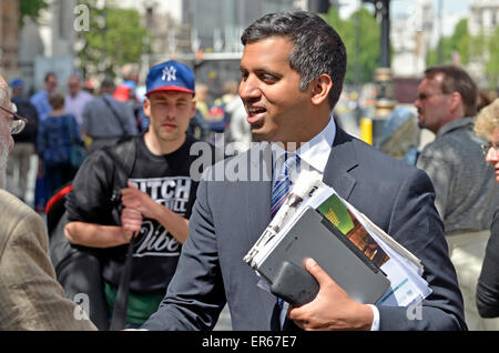 Faisal Islam, Sky TV News politischer Redakteur, am College Green, Westminster nach 2015 Thronrede. Stockfoto