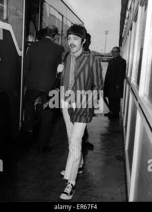 Paul McCartney, Flughafen London-Heathrow, 13. April 1967. Erträge aus Amerika, wo er den 21. Geburtstag seiner Freundin Schauspielerin Jane Asher gefeiert hat. Stockfoto