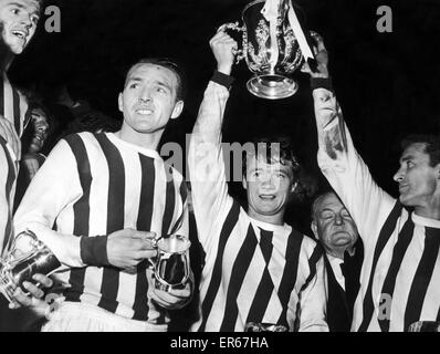 Liga-Cup-Finale-Rückspiel Match bei the Hawthorns. West Bromwich Albion 4 V West Ham United 1. (WBA zu gewinnen mit insgesamt 5: 3). West Brom Kapitän Graham Williams, flankiert von Teamkollegen Jeff Astle und Clive Clark, hält empor die Trophäe nach seiner Seite emphat Stockfoto