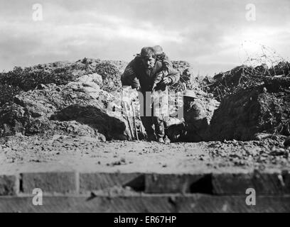 Schlacht von Albert: ein verwundeter Mann der 29. Division, brachte in einem Hohlweg nach dem Angriff bei Beaumont-Hamel, am ersten Tag der Somme-Kampagne, 1. Juli 1916. Stockfoto