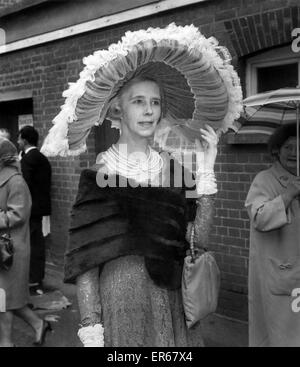 Kleidung. Mode: Ascot Hut. Frau James Elliott von Lincolnshire, einen sehr großen Hut in französische Spitze und Net. Juni 1965 P002858 Stockfoto