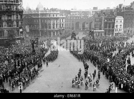 Britischen und alliierten Truppen gesehen hier März über den Trafalgar Square während der Siegesparade zum Ende des ersten Weltkrieges am 19. Juli 1919 feiern Stockfoto