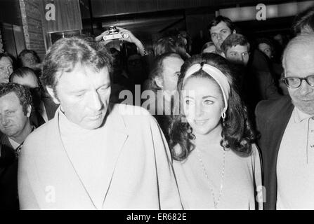 Kommen Sie Richard Burton & Elizabeth Taylor, für Liz Taylor 40. Geburtstags-Party im International Hotel, Budapest, Ungarn, Sonntag, 27. Februar 1972 statt. Stockfoto