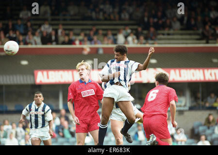 Don Goodman von West Bromwich Albion Köpfe für Ziel aber Shrewsbury Town Torhüter Ken Hughes spart es von Teamkollege Tony Ford (links) beobachtet. 12. Oktober 1991. Stockfoto