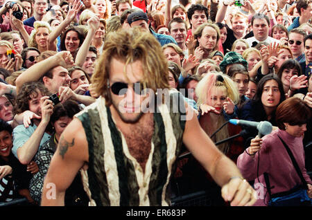 Jon Bon Jovi, Lead-Sänger der Rockgruppe Bon Jovi, Straßenmusik in Covent Garden in London - und schwor, eine Menge von 5.000, 7. September 1994. Jubelnden Fans komplett die historischen Piazza gesperrt, wie die Heavy-Metal-Idol und seinem Lead-Gitarrist Richie Sambora mit Gürtel Stockfoto