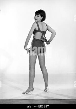 Kleidung: Mode: Bademode. Frau trägt Badeanzüge. Modell: Debbie Attwood. 1959 B1593-026 Stockfoto