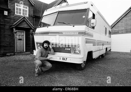 Dave Lee Travis, BBC Radio 1 DJ bereitet sich auf seine Show auf der Straße, im Bild mit seiner Winnebago, ein Mobilheim auf Rädern, 6. Dezember 1980 statt. Stockfoto