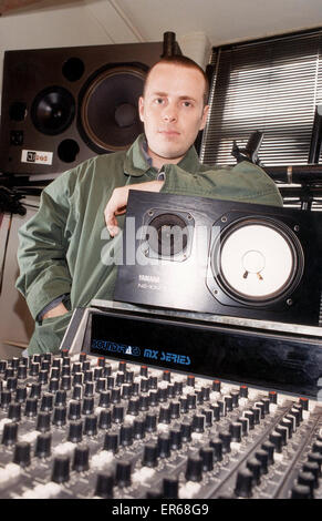 Paul Fitzpatrick, alias Nipper. DJ im Hacienda Nightclub in Manchester. Hier abgebildet mit seinen Decks 26th. Februar 1990. Stockfoto