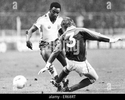 England 2-0 Republik Irland, EM-Qualifikationsspiel, Wembley Stadium, London, 6. Februar 1980. David O'Leary Arsenal geht hart an Laurie Cunningham von Real Madrid. Stockfoto