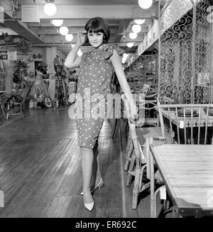 Kleidung: Mode: Paris: Modellierung der neueste 1963 französische Frauen kleiden Entwürfe in Paris Straßen. Kann 1963 B1612F-003 Stockfoto