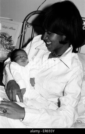 Marc Bolan mit Freundin Gloria Jones und ihr Baby Sohn Rolan Bolan - geboren am 26. September - Bild 1. Oktober 1975. Stockfoto