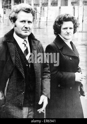 Czeslaw und Norma Skala Eltern Wanda Skala 17 Mordopfers abgebildet außen Coroners Court November 1975. Wanda Skala wurde ermordet, im Juli 1975 auf Lightbowne Straße Moston während des Gehens Hause entfernt, wo sie als eine Bardame arbeitete. Sie war Hallo gewesen Stockfoto