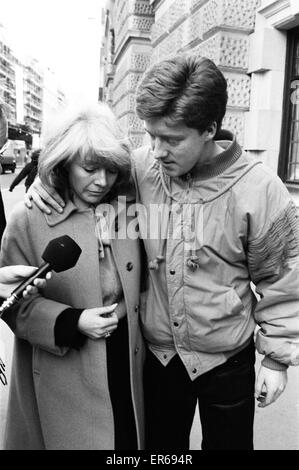 Angeklagten Frauen, Lynne Reader und Sohn Paul Reader hinterlassen Old Bailey, London, nachdem ihr Ehemann nicht schuldig vom Mord, 12. Dezember 1985 gefunden wurde. Kenneth Noye und Brian Reader wurden mit dem Mord an Polizist John Fordham, ein Detektiv berechnet. Stockfoto