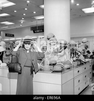 Kleidung: Mode: Paris: Frau (Debbie Attwood) gesehen hier in einem Kaufhaus von Paris für die neuesten französischen Designs kaufen. Kann 1963 B1612A-012 Stockfoto