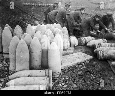 Mitglieder des königlichen Garnison-Artillerie-Regiments gesehen hier laden Artilleriegranaten auf einem Stadtbahn-Wagen in der Nähe von Reichswehrministerium, ca. September 1916 Stockfoto