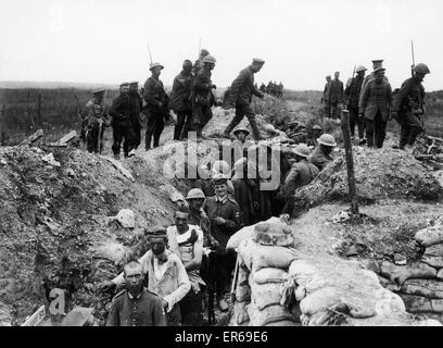 Soldaten von der 10. Worcesters gesehen hier in deutschen Gefangenen bringen erfasst während des Angriffs auf La Boisselle, zu Beginn der Schlacht an der Somme. 3. Juli 1916. Stockfoto