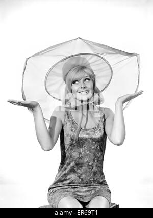 Kleidung: Mode: Hüte: Frau mit Regenschirm-Hut. Modell: Marilyn Rickard. 1966 B2021-004 Stockfoto