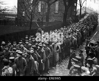 Ein Kontingent von deutschen Kriegsgefangenen von Neuve Chapelle gesehen hier auf der Durchreise Handforth, Lancashire, auf ihrem Weg nach Handforth 3, Queen es Ferry Camp Kriegsgefangenenlager. Um März 1915 Stockfoto