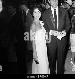 Sean Connery und Zena Marshall besuchen die Filmpremiere von "Dr. NO" James Bond 7. Oktober 1962. Stockfoto