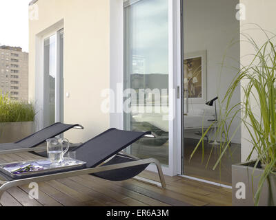 Strandkörbe in einer eleganten Terrasse mit Blick auf ein Wohnzimmer Stockfoto