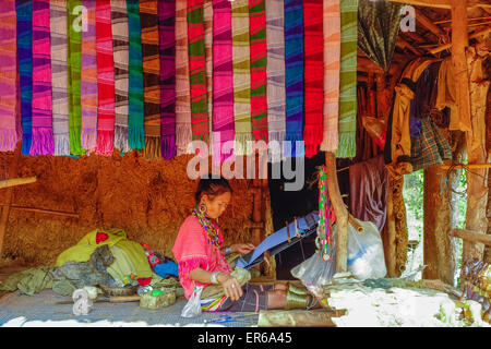 Frau vom Stamm der Palong mit Trachten, arbeiten auf einem Webstuhl, Chiang Rai, Thailand, Asien Stockfoto