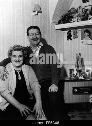 Richard Starkey und Elsie Graves, Eltern von Ringo Starr, abgebildet bei seinem Elternhaus 10 Admiral Grove, Liverpool, 16. Februar 1964. Im Hintergrund, Stofftiere auf Regal, zeigt, dass Fans gesendet haben. Stockfoto