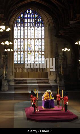 Der Sarg der Königin Elizabeth, die Königinmutter 9. April 2002 im Zustand in Westminster Hall im Zentrum von London liegt, Stockfoto