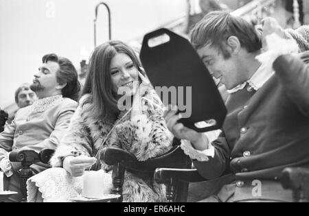 Eine endgültige Umlegen der Kamm für Michael Jayston (Demetrius) und eine schnelle Witz mit Diana Rigg (Helena) am Set von Peter Hall-Film "A Midsummer Night Dream" Compton Verney Estate. 1. November 1967 Stockfoto