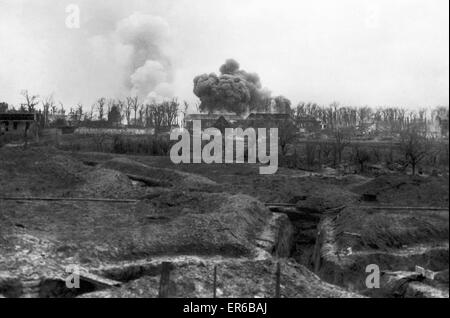 Eine deutsche Munitionsdepot von kanadischen Beschuss während der Schlacht für Arras Circa Mai 1917 in Brand gesetzt Stockfoto