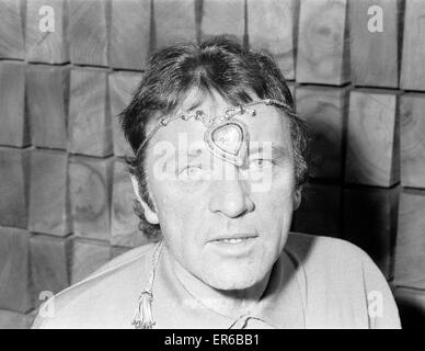 Richard Burton mit Geschenk für Frau Elizabeth Taylor, ein £380.000-Diamant-Anhänger zu ihrem 40. Geburtstag, abgebildet im International Hotel, Budapest, Ungarn, Sonntag, 27. Februar 1972 zu markieren. Der Diamant-Halskette wurde von Shah Jahan, der Prinz, die co Stockfoto