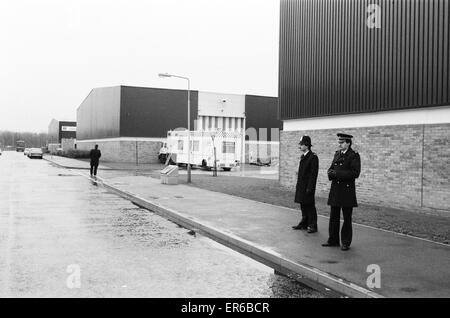 Polizei am Tatort, The Brink MAT Raub, die am 26. November 1983 ereignete sich bei sechs Räuber in den Rand MAT Lager am Flughafen Heathrow, London, Polizei in Szene 28. November 1983 drangen. Die Bande gestohlen ¿26 Millionen im Wert von Gold, Diamant Stockfoto