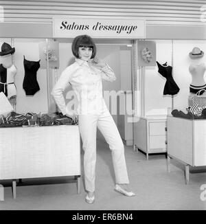 Kleidung: Mode: Paris: Frau (Debbie Attwood) gesehen hier in einem Kaufhaus von Paris für die neuesten französischen Designs kaufen. Kann 1963 B1612A-007 Stockfoto