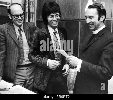 Von links nach rechts Bill Latham, Cliff Richard und der Pfarrer der Queens Road Baptist Church vor der Klippe, die Gemeinde singt. 7. März 1971 Stockfoto