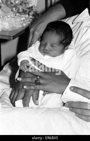 Marc Bolan mit Freundin Gloria Jones und ihr Baby Sohn Rolan Bolan - geboren am 26. September - Bild 1. Oktober 1975. Stockfoto