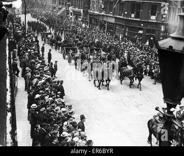 Mitglieder der Königlichen Artillerie zusammen mit Mitgliedern der britischen und alliierten Armeen gesehen hier Marsch durch die Straßen von London während der Siegesparade zum Ende des ersten Weltkrieges am 19. Juli 1919 feiern Stockfoto