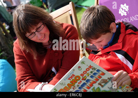 Hay-Festival, Powys, Wales - Mai 2015 - Bryn im Alter von 9 Jahren und seine Mutter von Monmouth Zeit finden auf der diesjährigen Hay Festival ein Beano-Buch zu lesen. Stockfoto