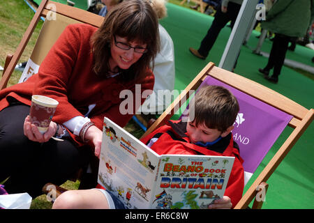 Hay-Festival, Powys, Wales - Mai 2015 - Bryn im Alter von 9 Jahren und seine Mutter von Monmouth Zeit finden, ein Beano Buch zusammen auf der diesjährigen Hay Festival lesen. Stockfoto