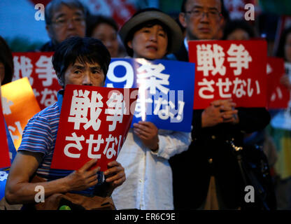 Tokio, Japan. 28. Mai 2015. Menschen halten Banner während einer Protestaktion gegen die umstrittene Sicherheit Gesetzgebungen in der Nähe der National Diet Building in Tokio, die Hauptstadt von Japan, am 28. Mai 2015. Etwa tausend Menschen besuchten den Protest. Bildnachweis: Stringer/Xinhua/Alamy Live-Nachrichten Stockfoto