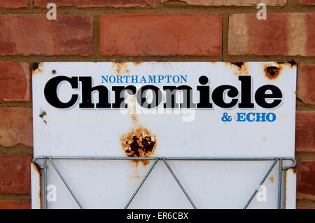 Northampton Chronicle und Echo Zeitung-Zeichen vor einem Kiosk shop Stockfoto