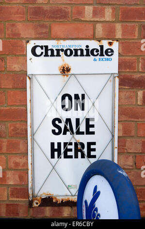 Northampton Chronicle und Echo Zeitung-Zeichen vor einem Kiosk shop Stockfoto