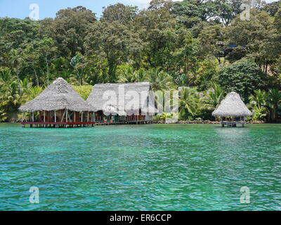 Üppige tropische Küste mit kleinen Eco Resort über das Karibische Meer in Bocas del Toro, Panama, Mittelamerika Stockfoto