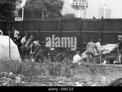 Verbrechen-Szene Manchester, wo der Körper des Opfers Wanda Skala, 17, von einer Baustelle in Manchester, Juli 1975 zurückgefordert wird. Wanda Skala wurde getötet, auf Lightbowne Straße, Moston während des Gehens Hause entfernt, wo sie als eine Bardame arbeitete. Sie ha Stockfoto